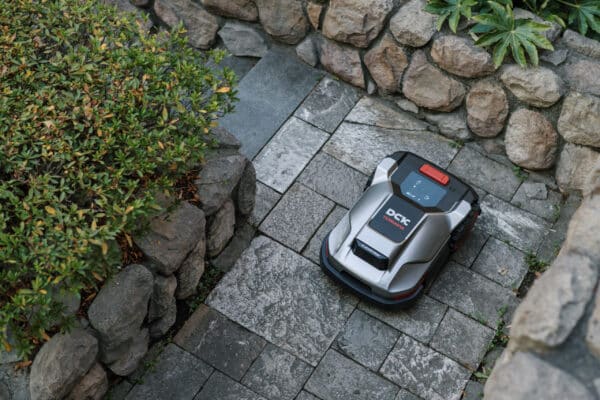 DCK TERRAINA E 500 robotplæneklipper – 8 smarte funktioner | BOX 6752 scaled 1 | Dan-redskaber