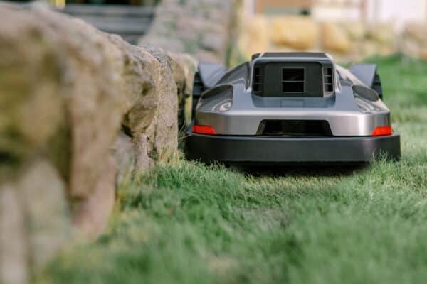 DCK TERRAINA E 500 robotplæneklipper – 8 smarte funktioner | BOX 8236 scaled 1 | Dan-redskaber